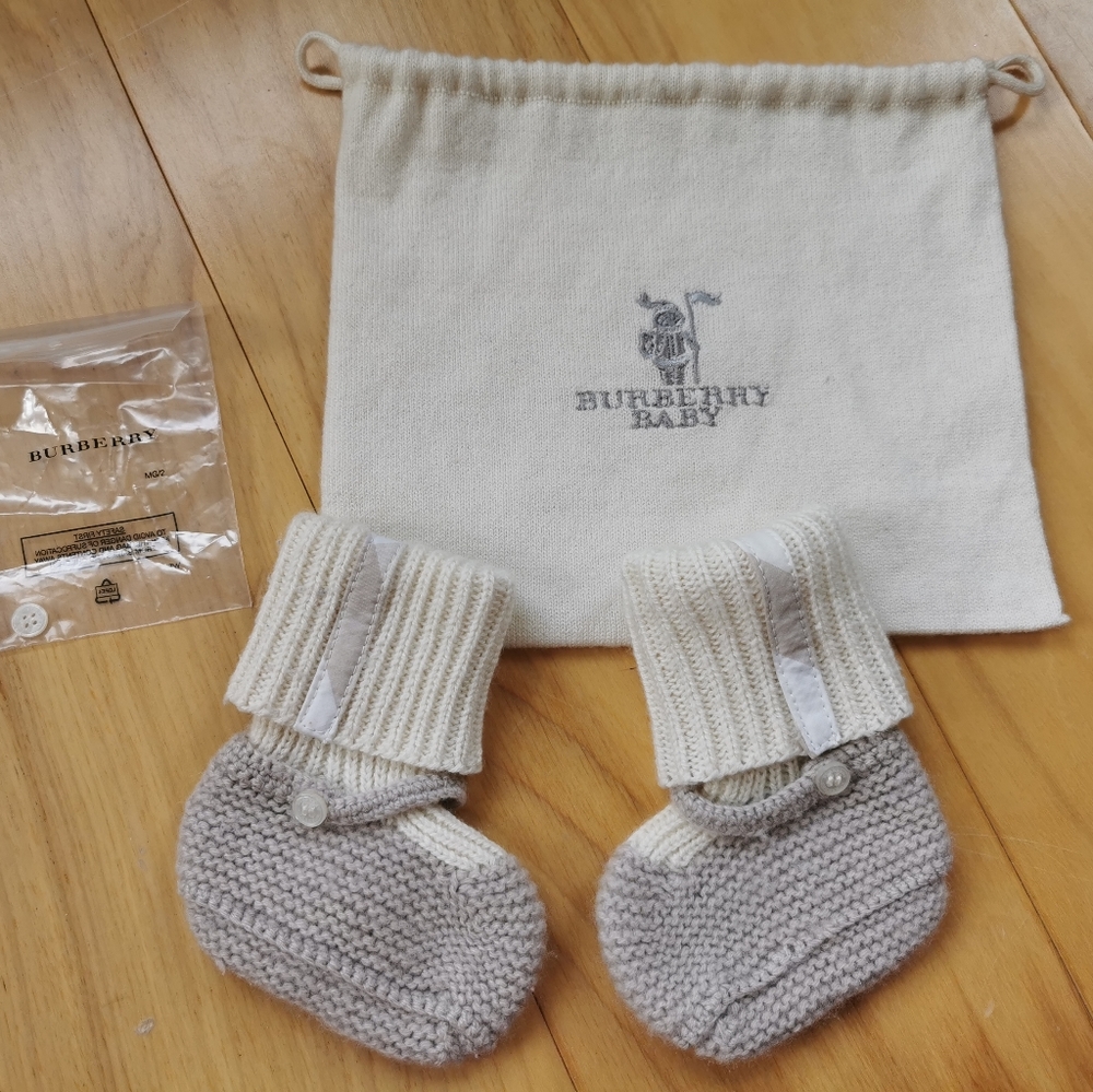 Burberry newborn knit booties 0-3 months
